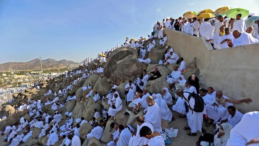 En Arabie saoudite, les pèlerins du hajj prient sur le mont Arafat